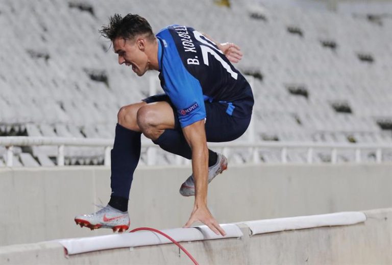 Pudo haber sido peor: Jugador cayó a foso por ir a celebrar su gol con los hinchas