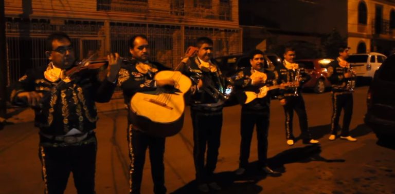 Lo contrataron para dar serenata de amor y descubrió que la enamorada era su novia