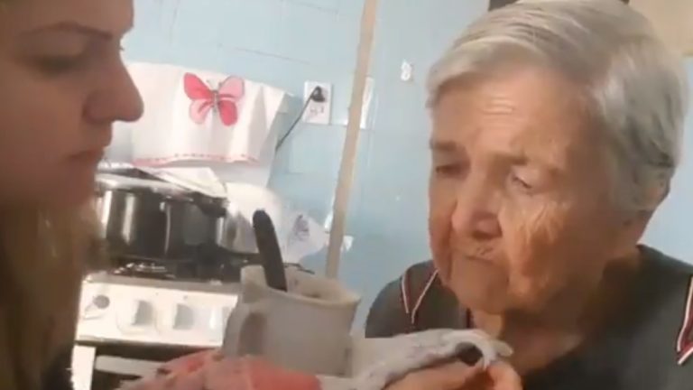 Abuelita con Alzheimer recordó a su nieta mientras ella le daba comida: Le dijo “te amo”