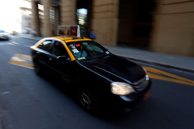 Taxista arrastró a turista suizo por 50 metros tras intentar escapar con su equipaje