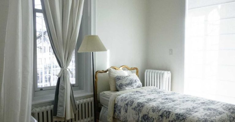 Entregan consejos para aprovechar el espacio y organizar mejor un dormitorio pequeño