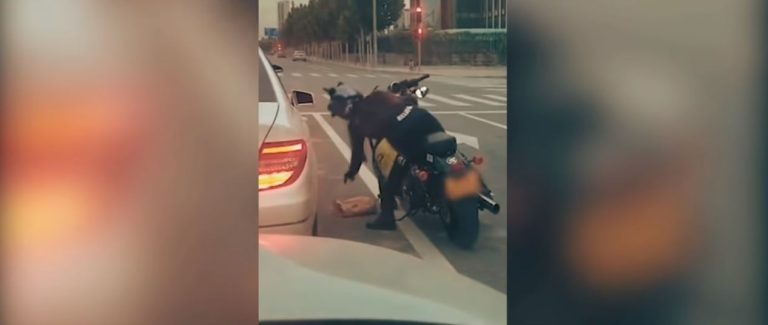 Dio el ejemplo: Motorista recogió la basura que una automovilista lanzó al pavimento y se la devolvió