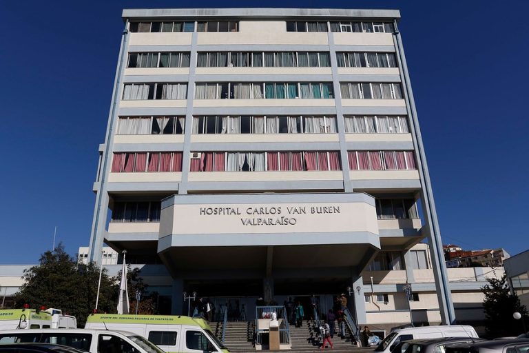 Usaron ambulancias como box de urgencias en Valparaíso