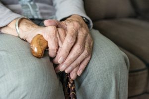Olor a anciano: El revelador hedor que tendrían las personas mayores de 30 años 👴👵