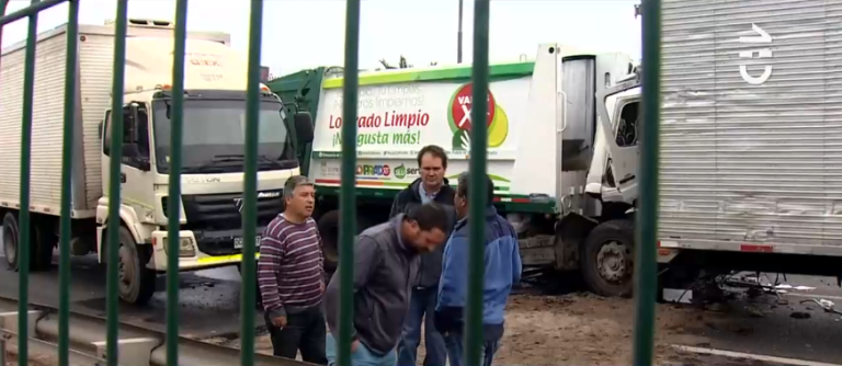 Estaban mirando otro accidente: Imprudencia de conductores generó grave choque