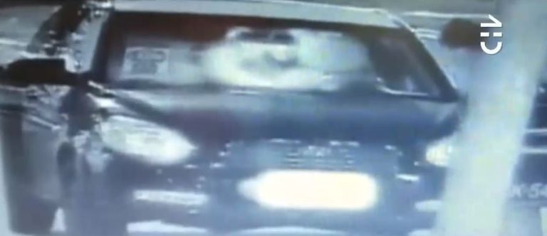 Anuncian querellas en contra de conductor de taxi que arrastró por 50 metros a turista al que quiso robarle