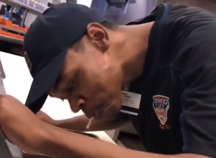 Asqueroso: Grabaron a trabajador escupiendo una pizza cuando la preparaba