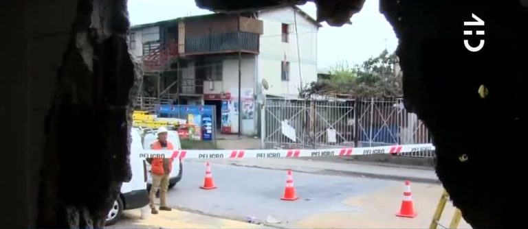 Chofer del Transantiago entró con bus y todo a living comedor de una familia que tomaba once en su vivienda