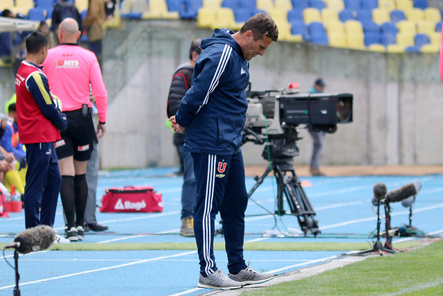 Problemas de camarín en la U: Al mal desempeño del equipo habría rechazo del plantel a Kudelka