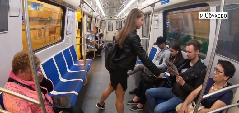 Ojo con abrir las piernas en el metro: Activista lanzó agua en la entrepierna de hombres con esta molesta costumbre