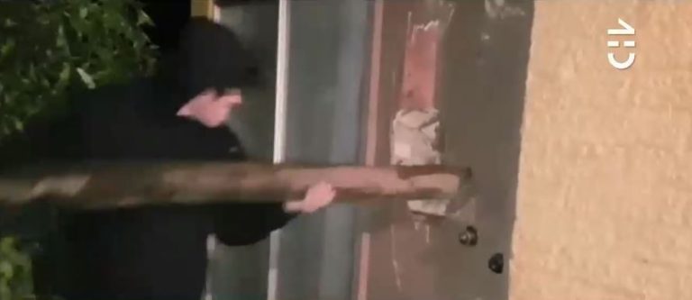 Desenfreno total: Universitarios destrozaron la puerta del hotel donde se hospedaba y subieron el video a redes sociales