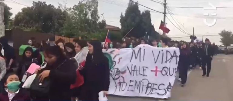 2000 alumnos marcharon debido al aumento de personas intoxicadas por crisis medioambiental en Quintero