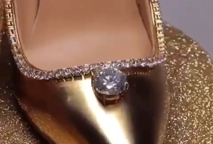 Oro y diamantes: Presentan en sociedad al par de zapatos más caro de todo el mundo