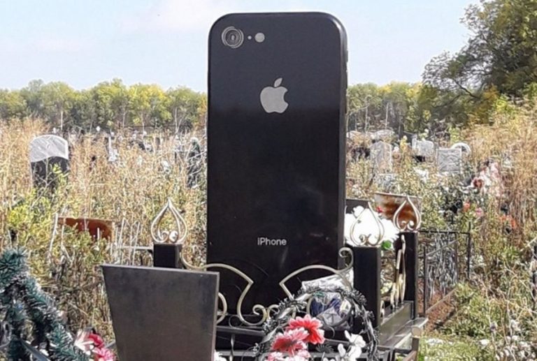 Fanática del Iphone: Tras fallecer su familia instaló una lápida con la forma del popular celular en su tumba