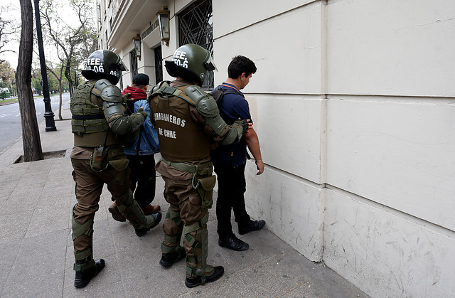 Estudiantes del Aplicación se enfrentaron a Carabineros porque están molestos con el director