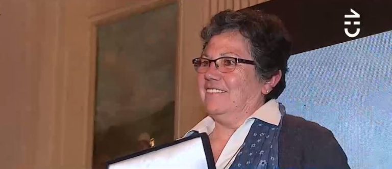 Entregan reconocimiento a capellana de la cárcel de mujeres de Santiago por su labor con las internas