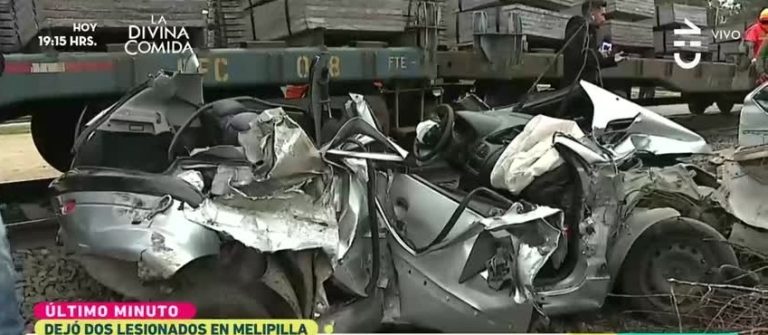 La copiloto está embarazada: Brutal accidente de un tren de carga y un auto dejó al vehículo hecho añicos