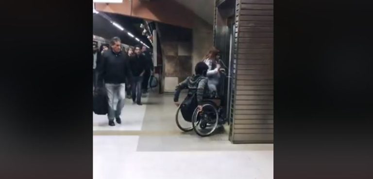 Viralizan video donde pasajeros de Metro no dejan subir al ascensor a persona en silla de ruedas