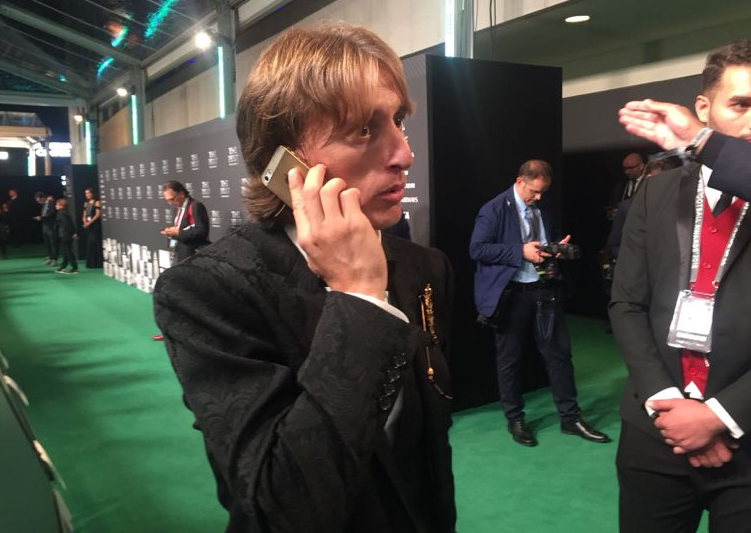 El mejor futbolista del mundo fue sorprendido usando un teléfono casi en extinción