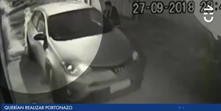 Aplicó reversa: Conductora frustró un portonazo atropellando a los delincuentes
