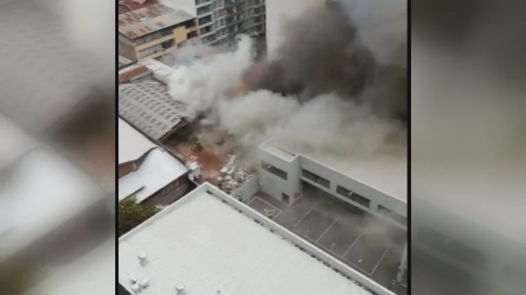 Departamentos son evacuados por incendio en pleno centro de Santiago