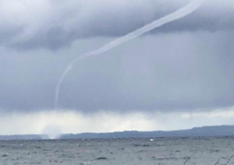 Así se vio la tromba marina en el lago Llanquihue