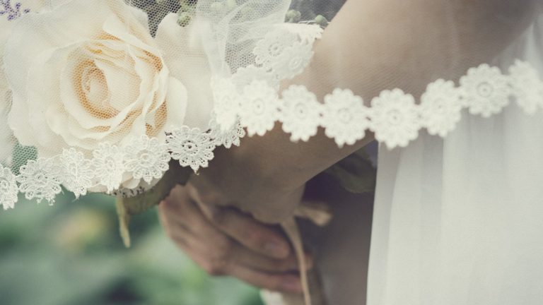 Joven se casó con el cadáver de su novio antes del funeral: “lo amaba con todo su corazón”