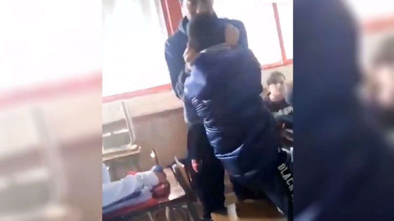 Video captó un escandaloso caso de bullying: Levantaron a un niño de las orejas