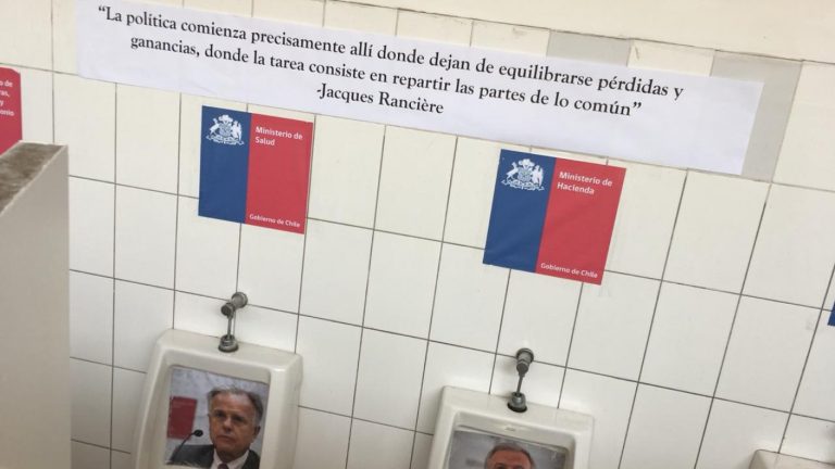 ¿Intervención artística o falta de respeto? Estudiantes pusieron fotos de ministros en urinarios de su colegio