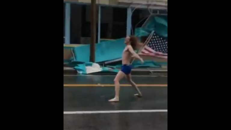 Este hombre salió a enfrentar semi desnudo al huracán Florence en plena calle