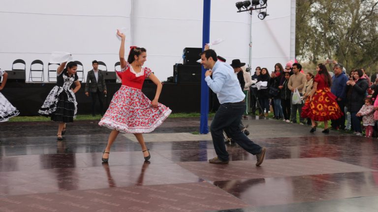 Final feliz: Joven multada por bailar cueca inauguró fiesta de Estación Central