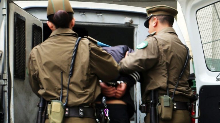 Ladrón intentó asaltar a un turista en Valparaíso y terminó en el suelo: El sujeto era karateca