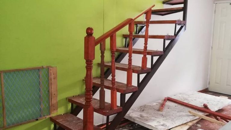 Destruyó la casa en que vivía con su ex pareja porque ya no podía controlarla: La mujer ahora teme por su futuro