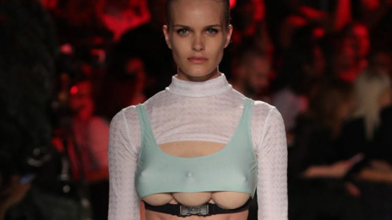 Tres pechos: Modelos de alta costura impactaron a asistentes a la Semana de la Moda en Milán con su look