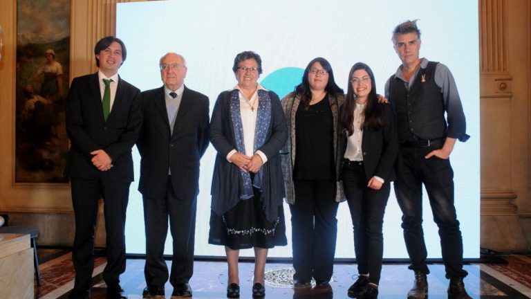 Creador del proyecto que busca retirar tonaladas de plástico del mar fue elegido como Chileno del Año 2018