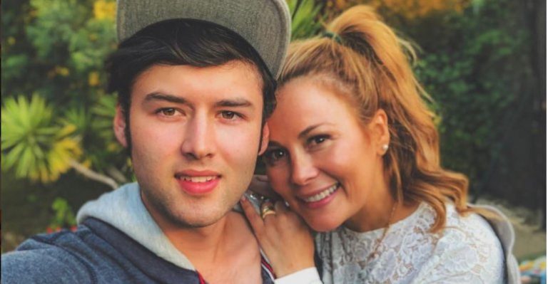 Cathy Barriga condecoró a su hijo en fonda de Maipú - Parte 1