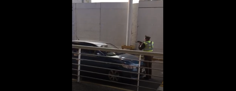 Se viraliza video de carabinero apuntando con su arma a conductor de Uber