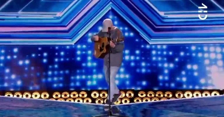 Dejó a Robbie Williams con cara de susto: La brutal caída de concursante de programa de talentos