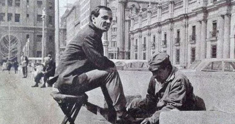 El día en que Charles Aznavour se lustró los zapatos frente a La Moneda