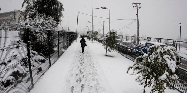 Carabineros ayudan a mujer de 103 años que dormía bajo una nevazón: Hasta le cortaron leña