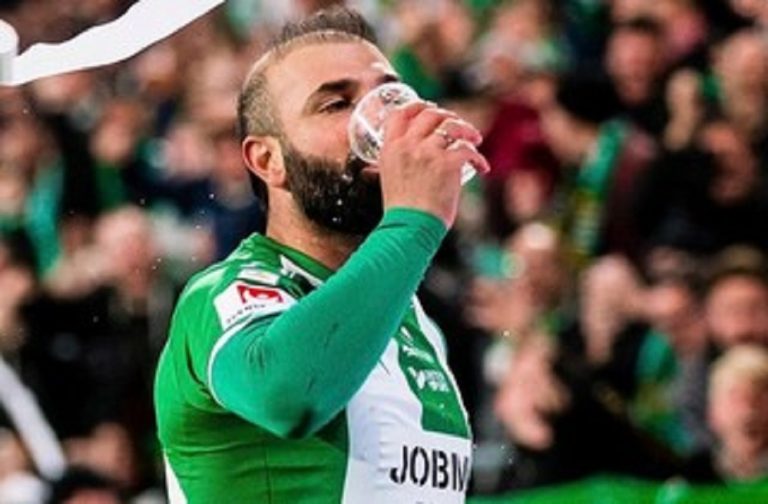 Le tiraron un vaso de cerveza luego de que anotara un golazo y se lo tomó al seco