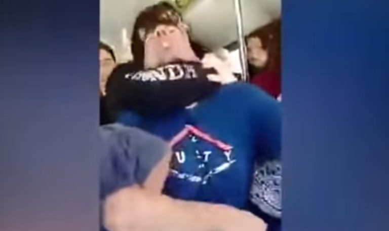 Lo atraparon mostrándole el pene a dos menores en la micro y fue linchado por los pasajeros