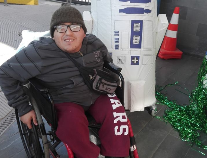 Tiene 21 años, sufre múltiples enfermedades, perdió un pie y se le están saliendo los implantes de su espalda