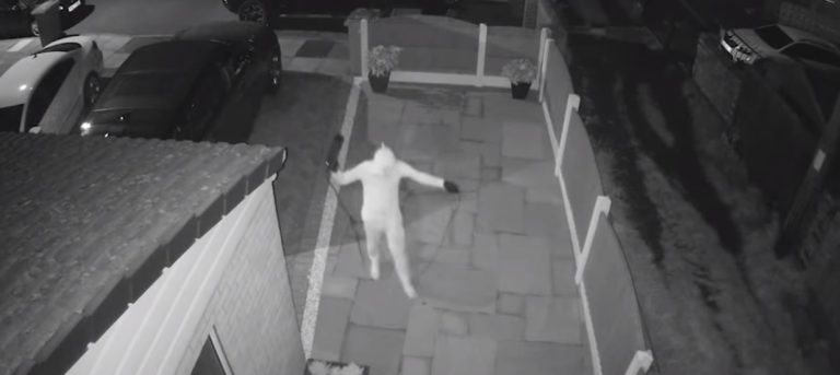 Así es como roban un auto en un minuto: Delincuentes vulneran la alarma de un vehículo en tiempo récord