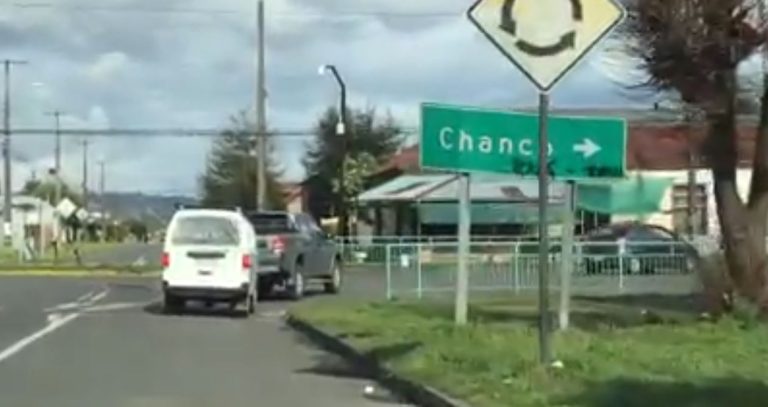 Se dio más vueltas que un trompo: Conductor que se dirigía a Chanco siguió la señalética y llegó al mismo punto de partida