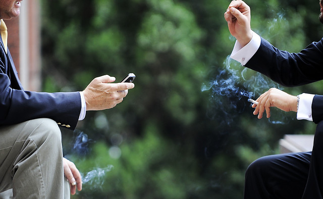 Joaquín Lavín busca prohibir fumar en plazas y parques de Las Condes