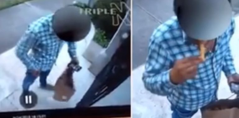 Se tentó con las papas fritas: Repartidor de comida fue sorprendido comiéndose el pedido de un cliente justo en su puerta