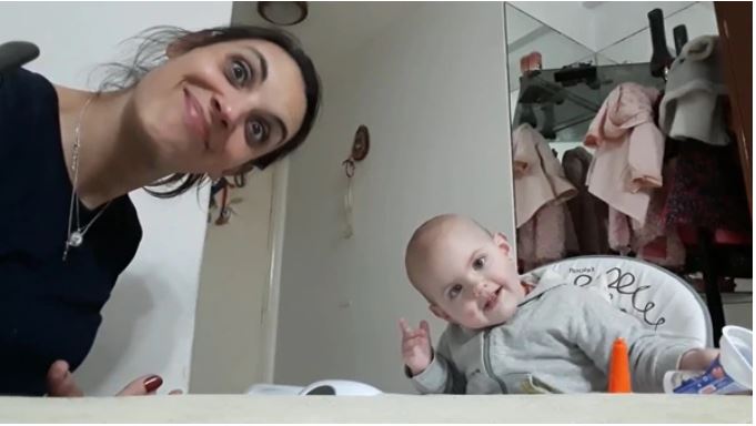 Charla de mujer con su hija de 15 meses tiene a todos vueltos locos