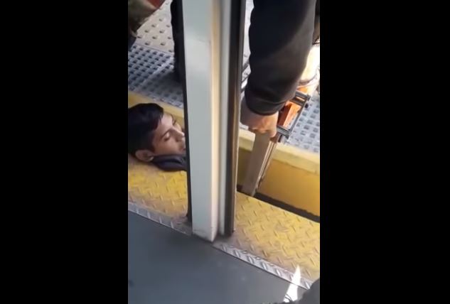Dramático rescate: Joven quedó atrapado entre un tren y el andén