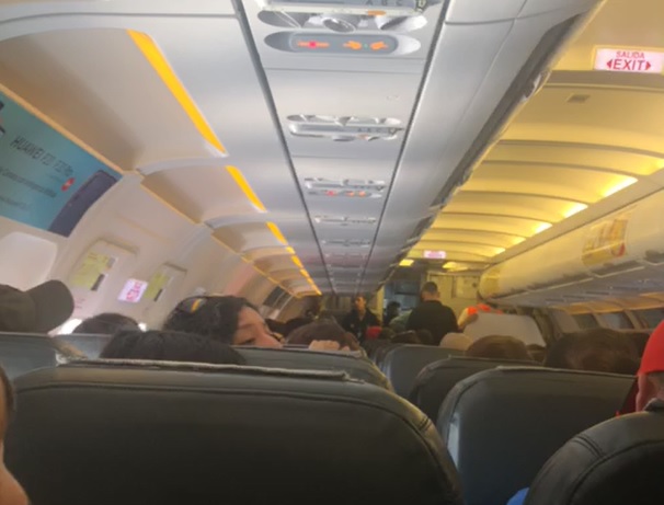 Familia fue expulsada de avión tras presunto escándalo con azafato: Tuvieron que pagar otro vuelo y una multa de $225 mil